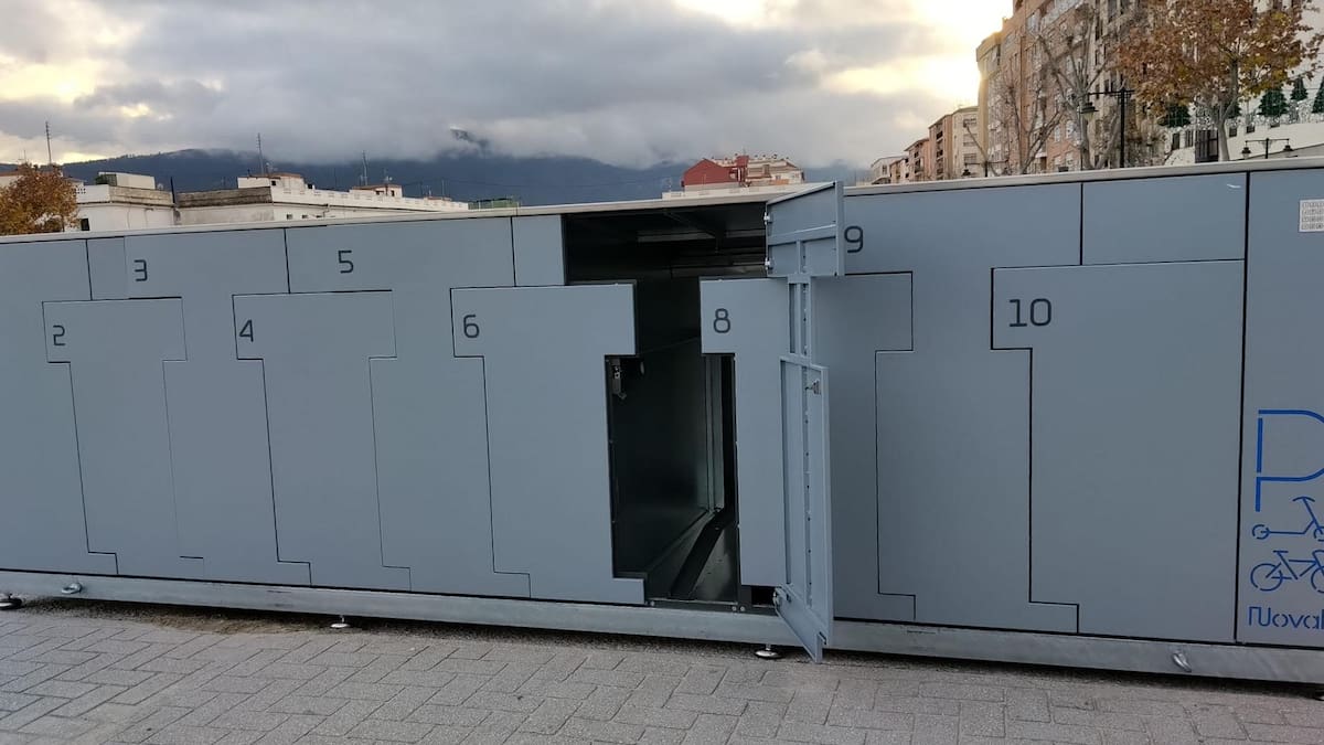 Alcoy instala ocho módulos de aparcamiento de bicicletas y patinetes y estarán operativos en enero