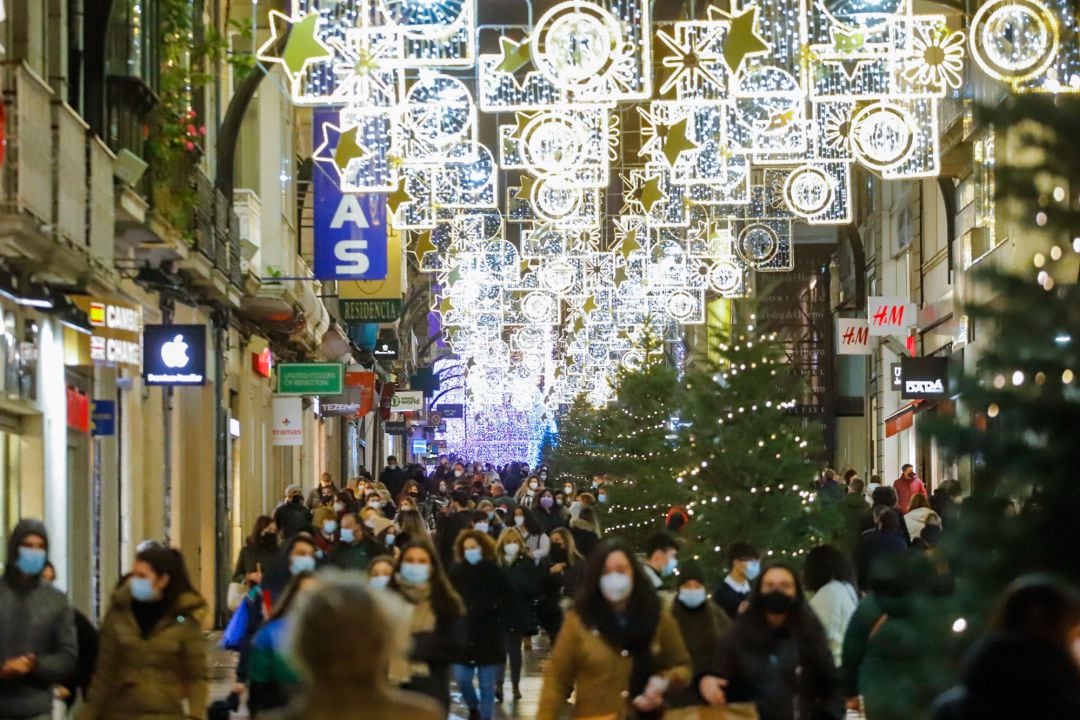 Varias personas pasean por la Calle de Príncipe, en Vigo