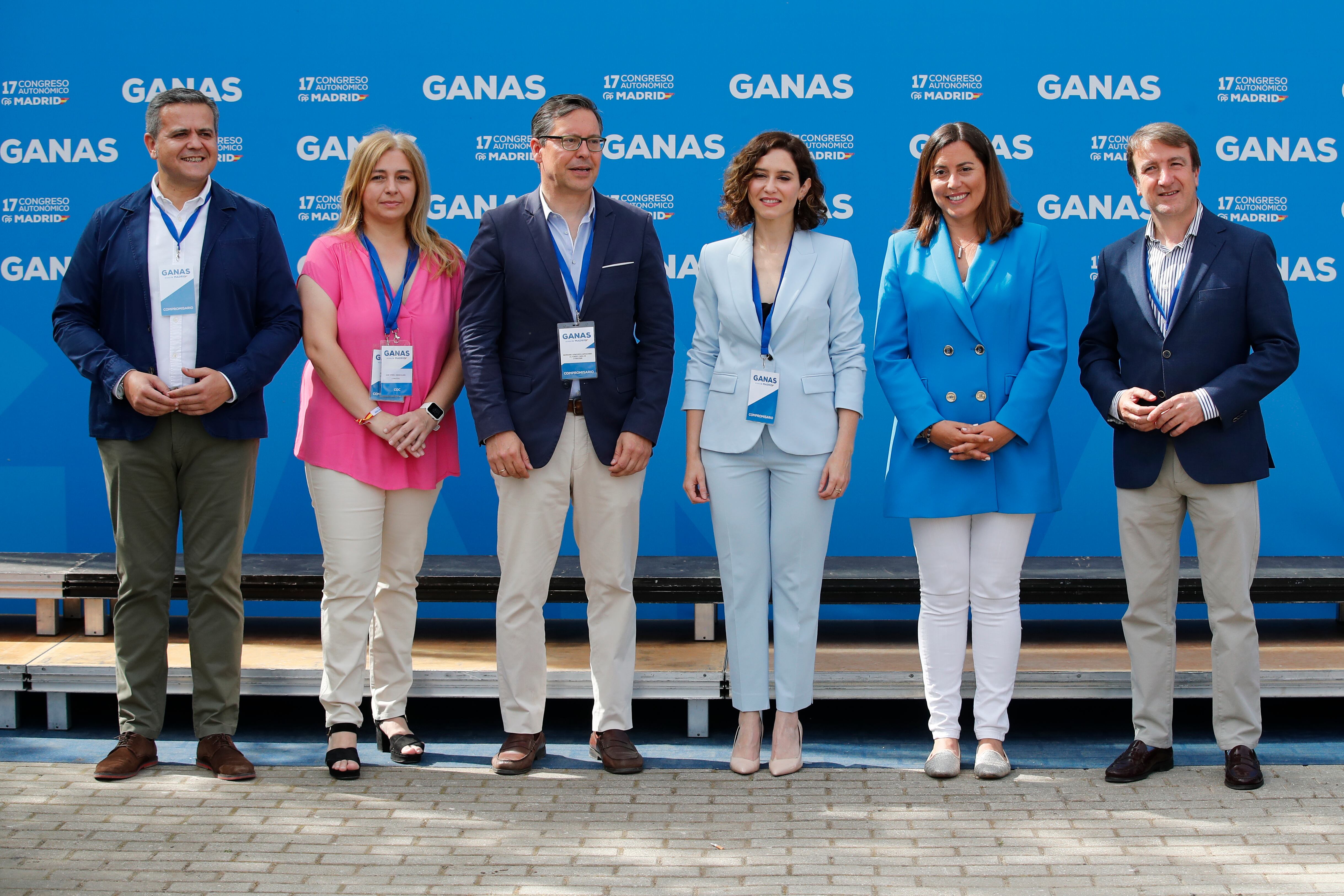 Isabel Díaz Ayuso posa con su nuevo equipo al frente del PP de Madrid; Jorge Rodrigo (vicesecretaría de Electoral); la portavoz del Ayuntamiento de Madrid, Inmaculada Sanz (vicesecretaría de Sectorial); Alfonso Serrano, portavoz del partido en la Asamblea;  la alcaldesa de Arroyomolinos, Ana Millán (vicesecretaría de Organización y Territorial), y el alcalde de Tres Cantos, Jesús Moreno (vicesecretaría de Acción Política)