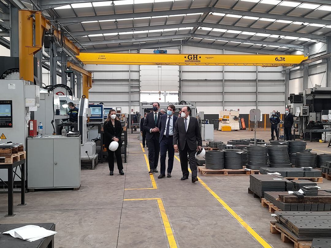 Imagen de la vista de Alfonso Fernández Mañueco a la empresa MADE Tower en Medina del Campo