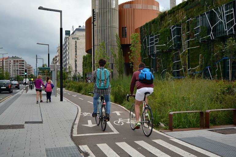 Dos jóvenes ajenos a la información circulan por la Avenida Gasteiz. 