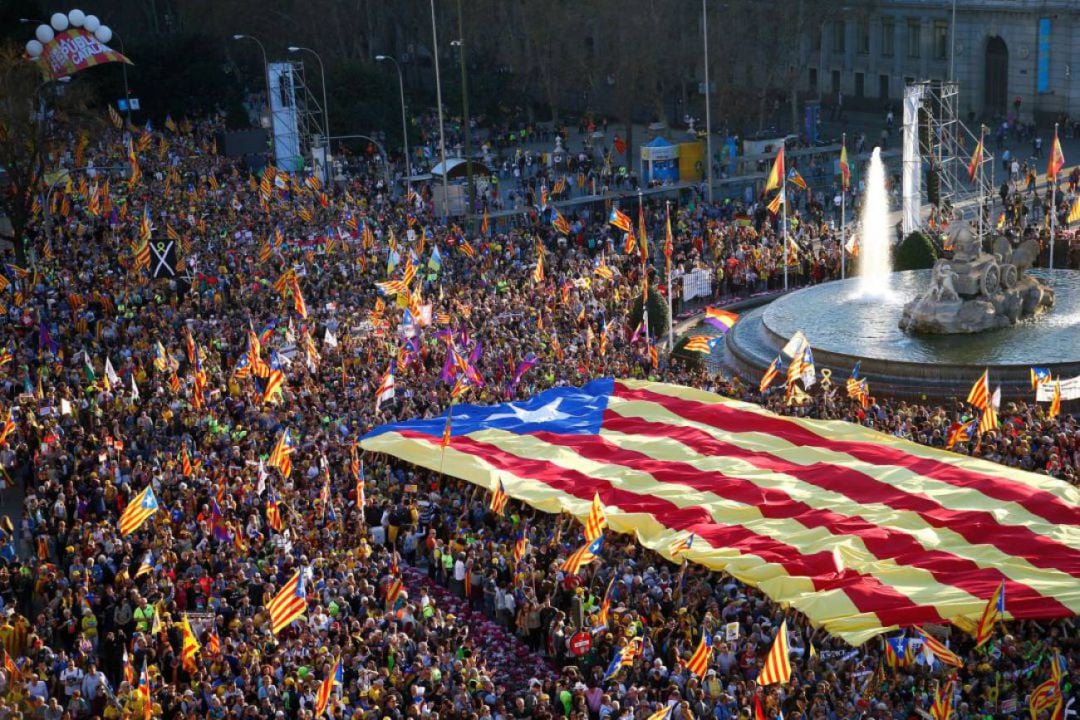 Estelada gigante desplegada en Cibeles, en la última manifestación independentista celebrada en Madrid