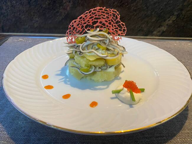 Timbal de patatas, gulas y guindillas.