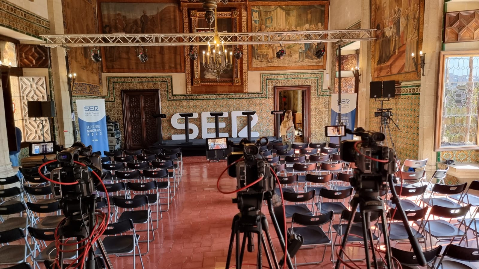 El salón de coronas del Palau Ducal preparado para acoger el debate de los candidatos y candidatas a la alcaldía de Gandia.