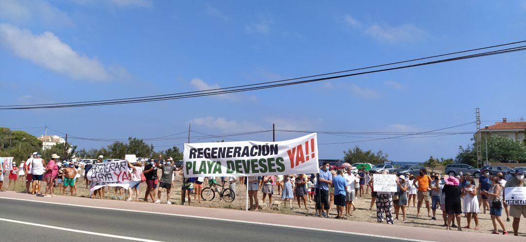 Imagen de archivo de la manifestación, celebrada en agosto de 2020, para exigir la regeneración de la playa de Les Deveses.