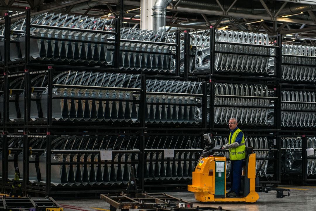 Un trabajador circula por la planta de Ford en Almussafes.