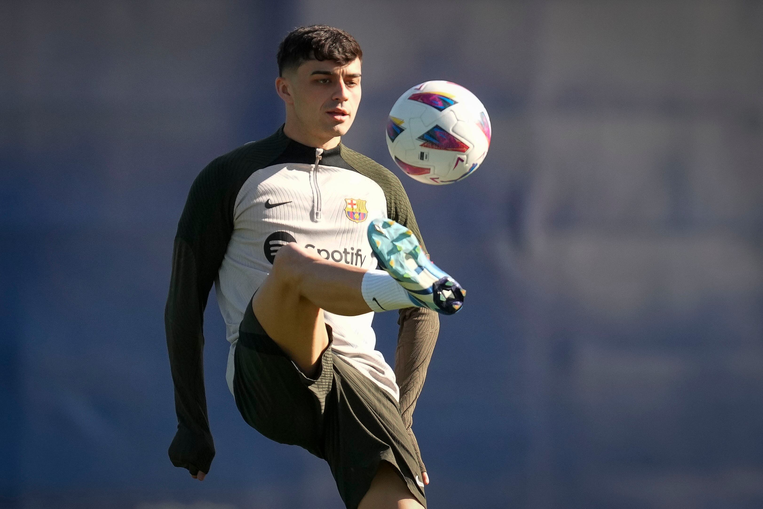 El jugador del FC Barcelona Pedri durante el entrenamiento que el equipo azulgrana