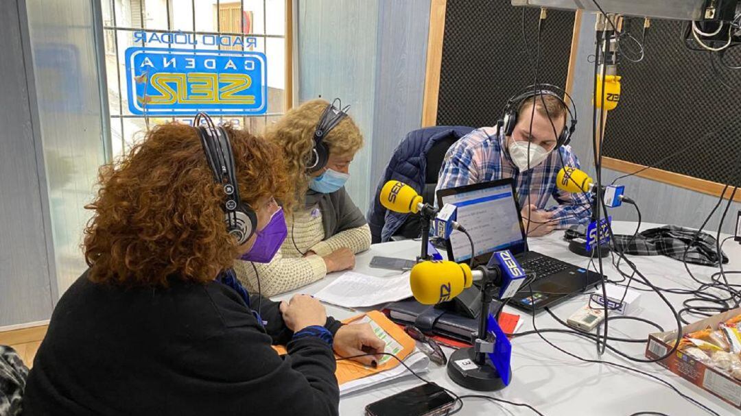 Momento del sorteo en los estudios de Radio Jódar SER