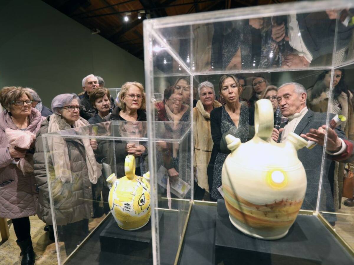 40 botijos decorados por Dalí, Forges, Mingote o Úrculo en Palencia