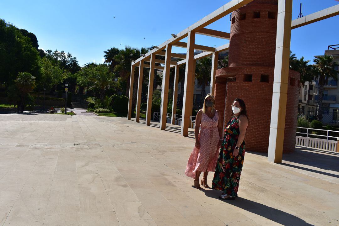 La alcaldesa y edil de Fiestas en el parque 9 de Octubre de Petrer 