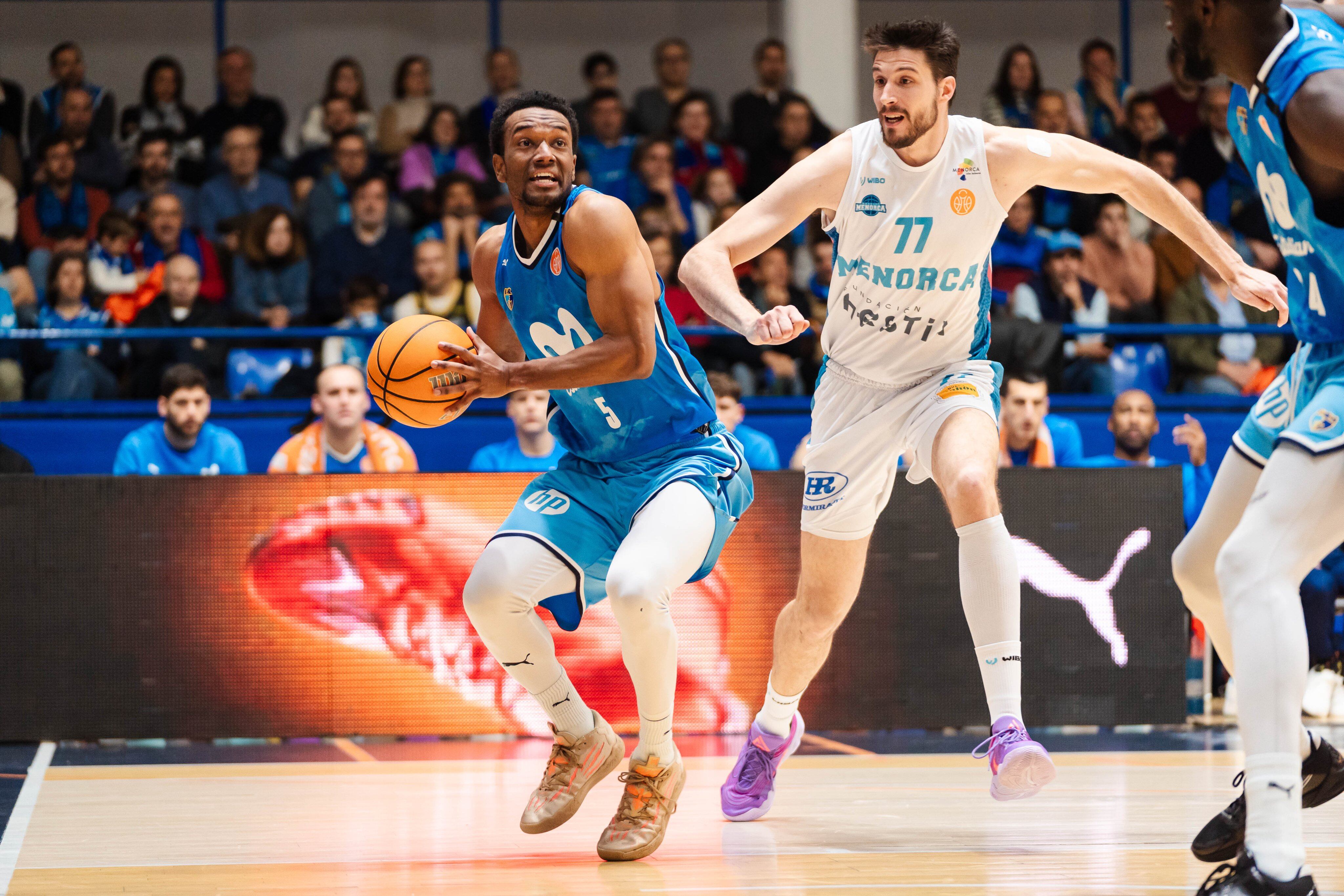 El jugador Adams Sola barata aquesta nit el blau de la samarreta d'Estudiantes pel blanc de la de l'Hestia.