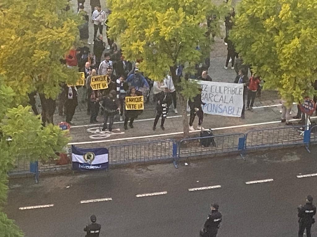 Protesta de los aficionados del Hércules, en la puerta cero del estadio José Rico Pérez