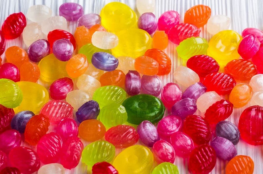 Mesa de distintos tipos de caramelos 