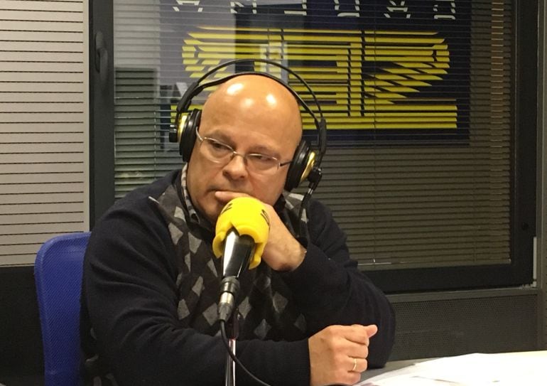 Faustino Sánchez en los estudios de Radio León durante una reciente entrevista sobre la actualidad sanitaria en la provincia