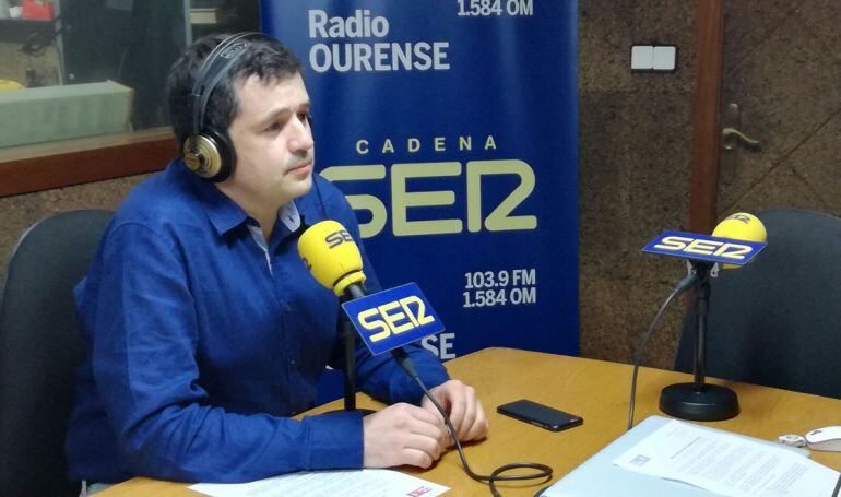 El portavoz provincial socialista en los estudios de Radio Ourense