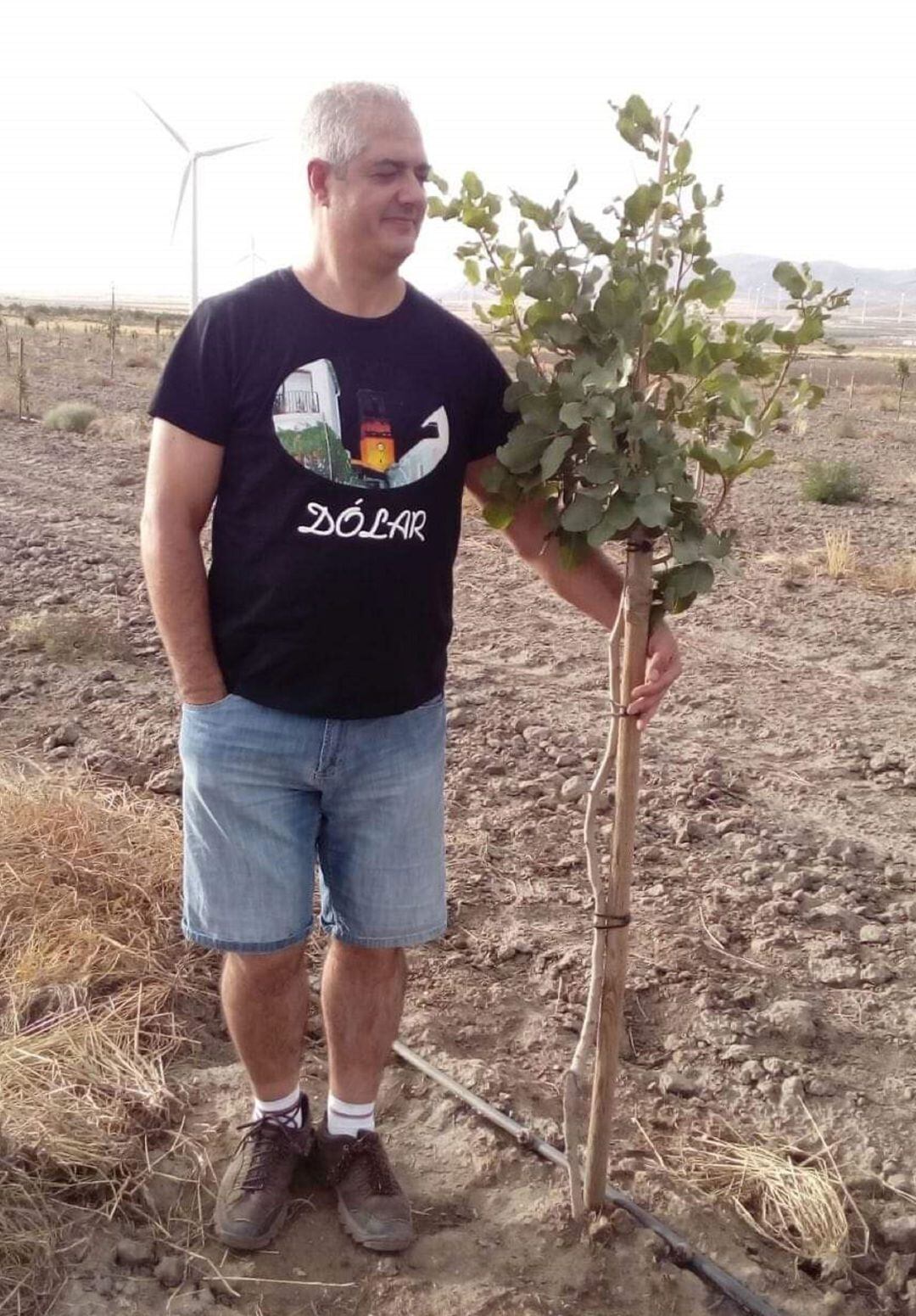 Jose Antonio Aranda en su plantación de pistacho en Dólar.