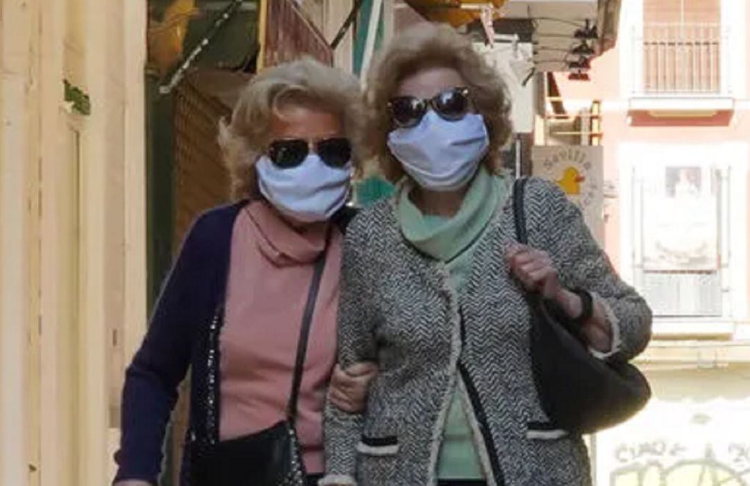 Mayores paseando con la obligatoria mascarilla