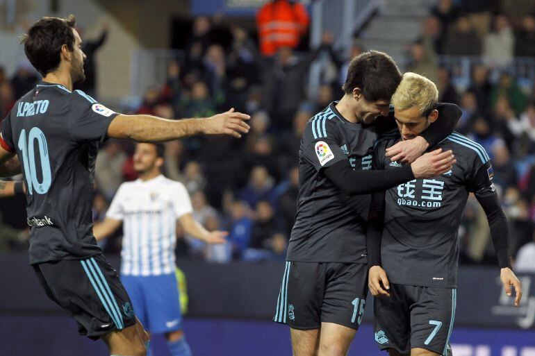 Los jugadores de la Real Sociedad festejan el tanto de Juanmi