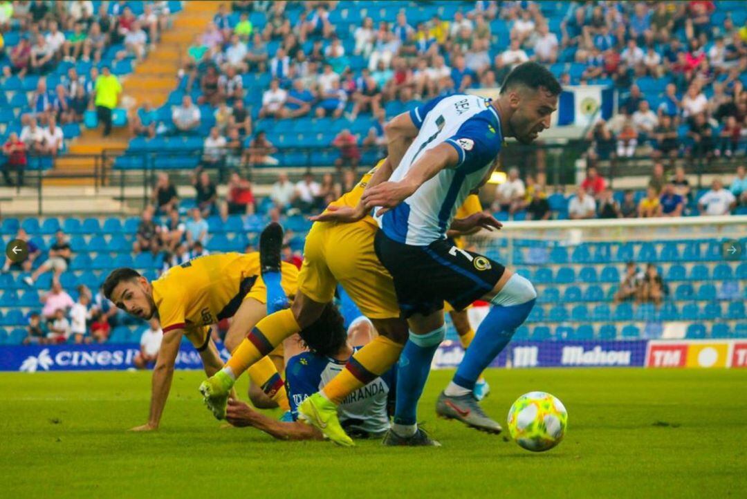 Benja regatea a dos jugadores del Barça B