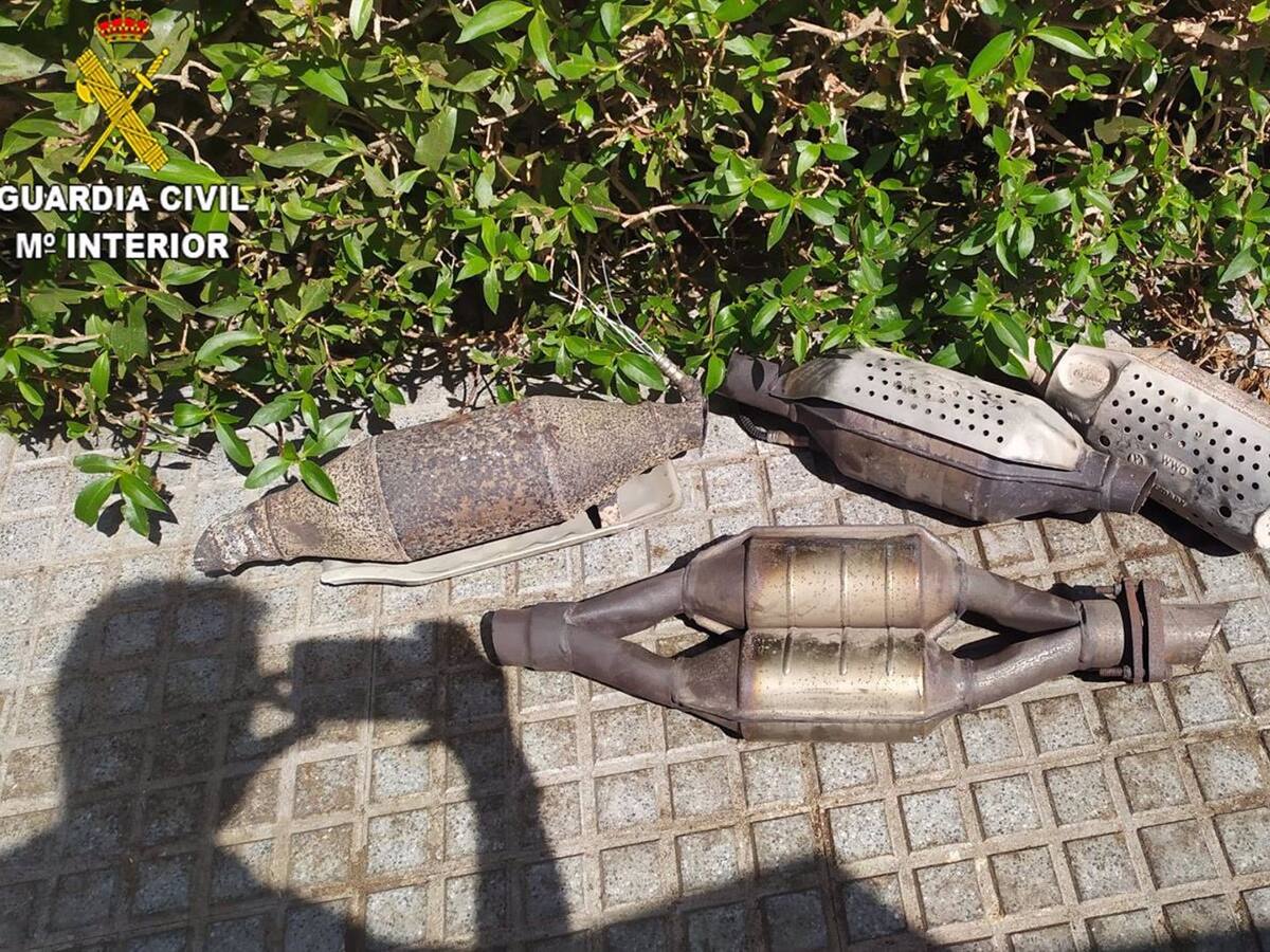 Detenidas dos personas por el robo de varios catalizadores de vehículos cuando estaban estacionados