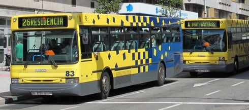 Foto de archivo de dos autobuses detrás de la subdelegación del gobierno.