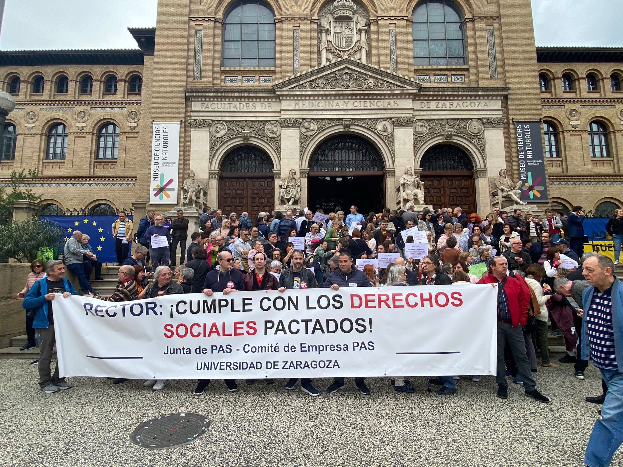 El Personal de Administración y Servicios de la Universidad de Zaragoza se ha concentrado por la suspensión de los pluses por jubilación forzosa.