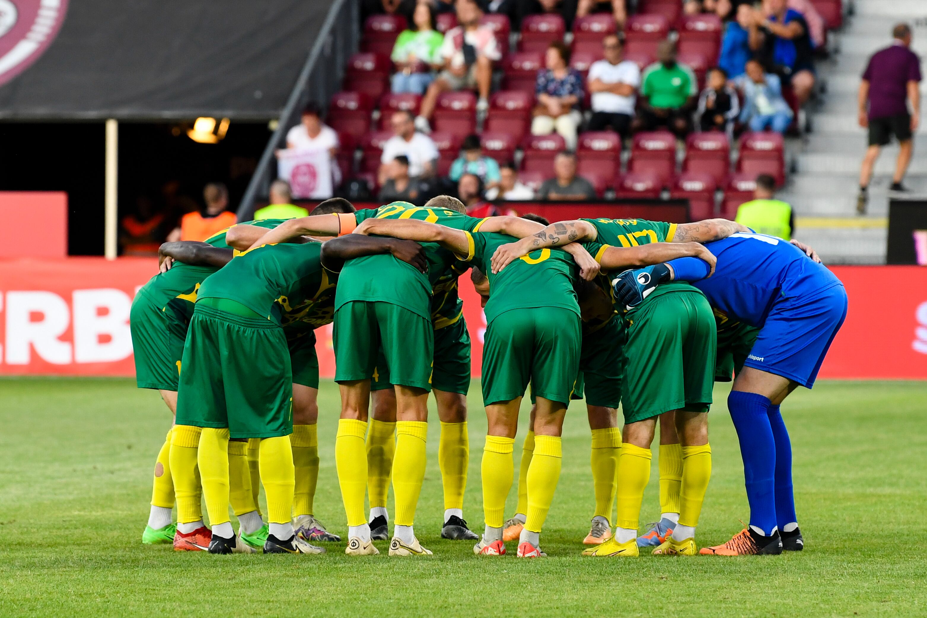 Los jugadores del Neman Grodno se preparan antes de un partido