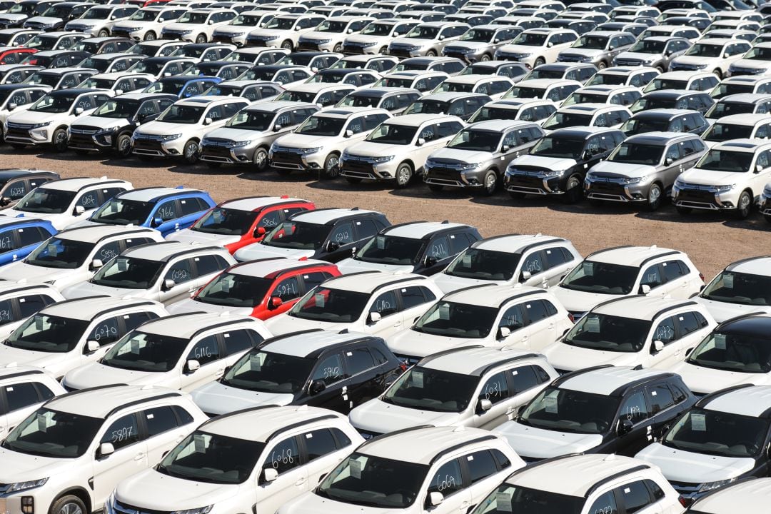 Coches nuevos en un almacén de Israel.