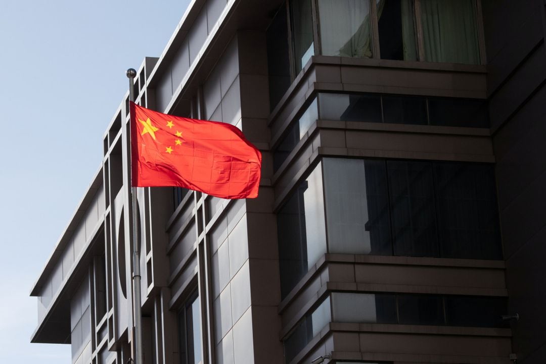 La bandera china, ondeando frente al consulado del país asiático en Houston (EEUU).