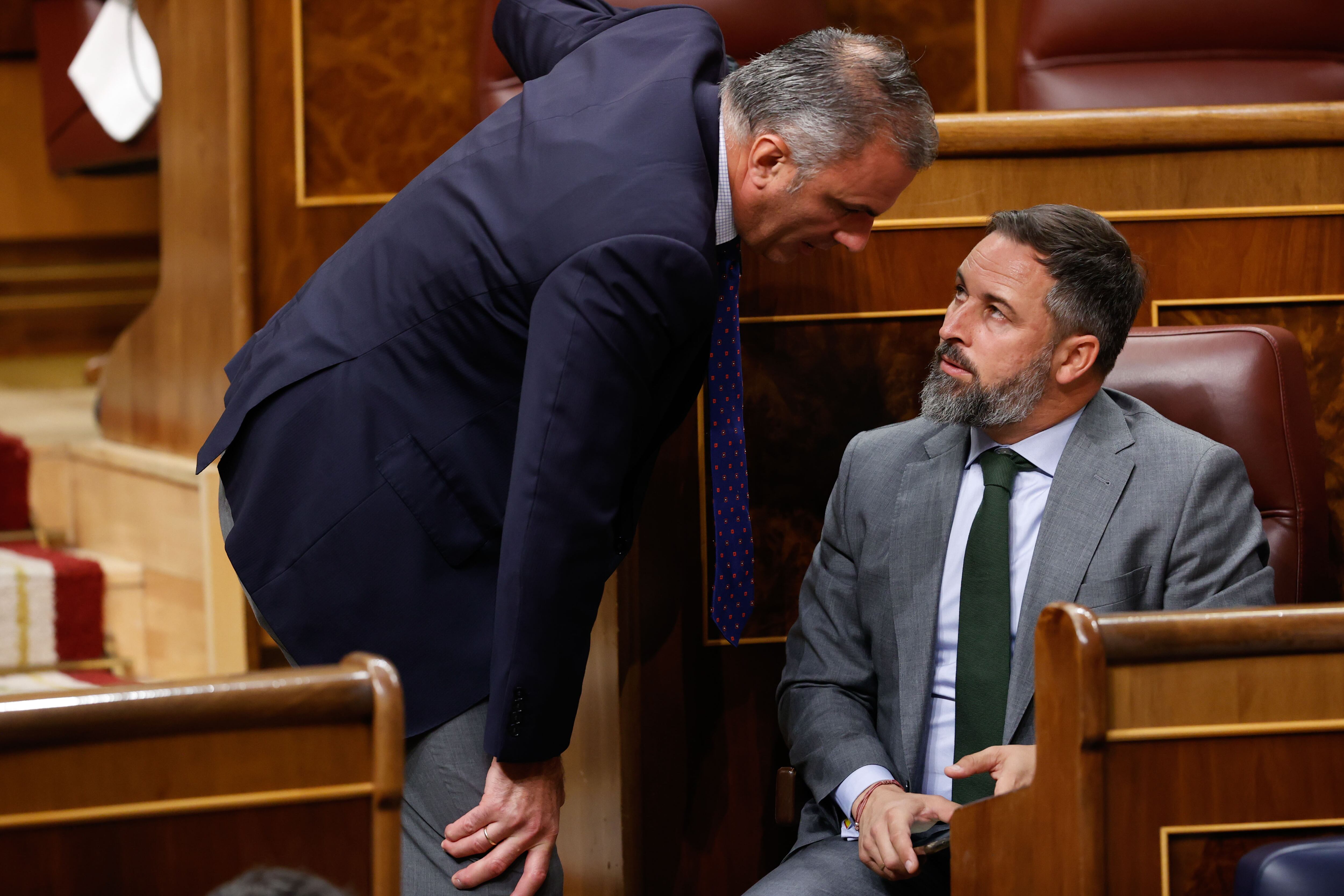 MADRID, 13/10/2022.- El líder de Vox, Santiago Abascal conversa con el portavoz del partido en el Ayuntamiento de Madrid, Javier Ortega Smith. EFE/ Javier Lizón