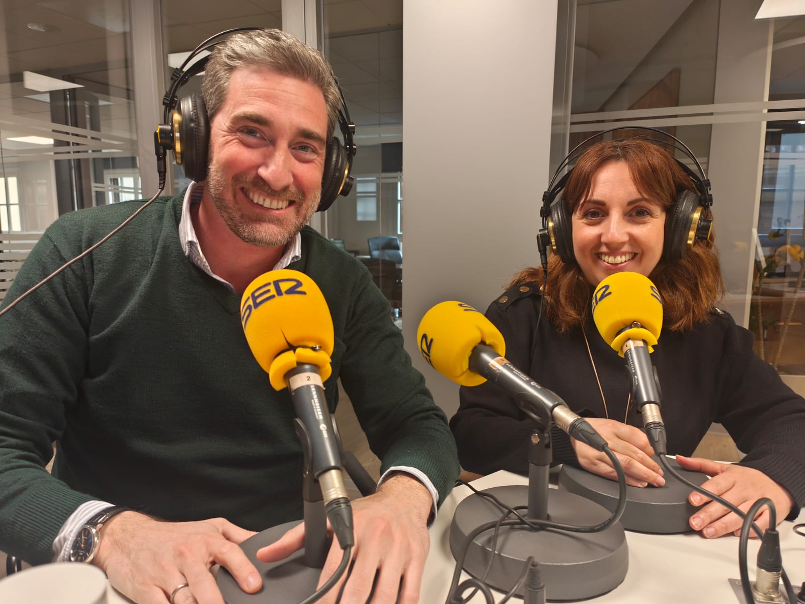 Nuestros dos invitados, en los estudios de la SER