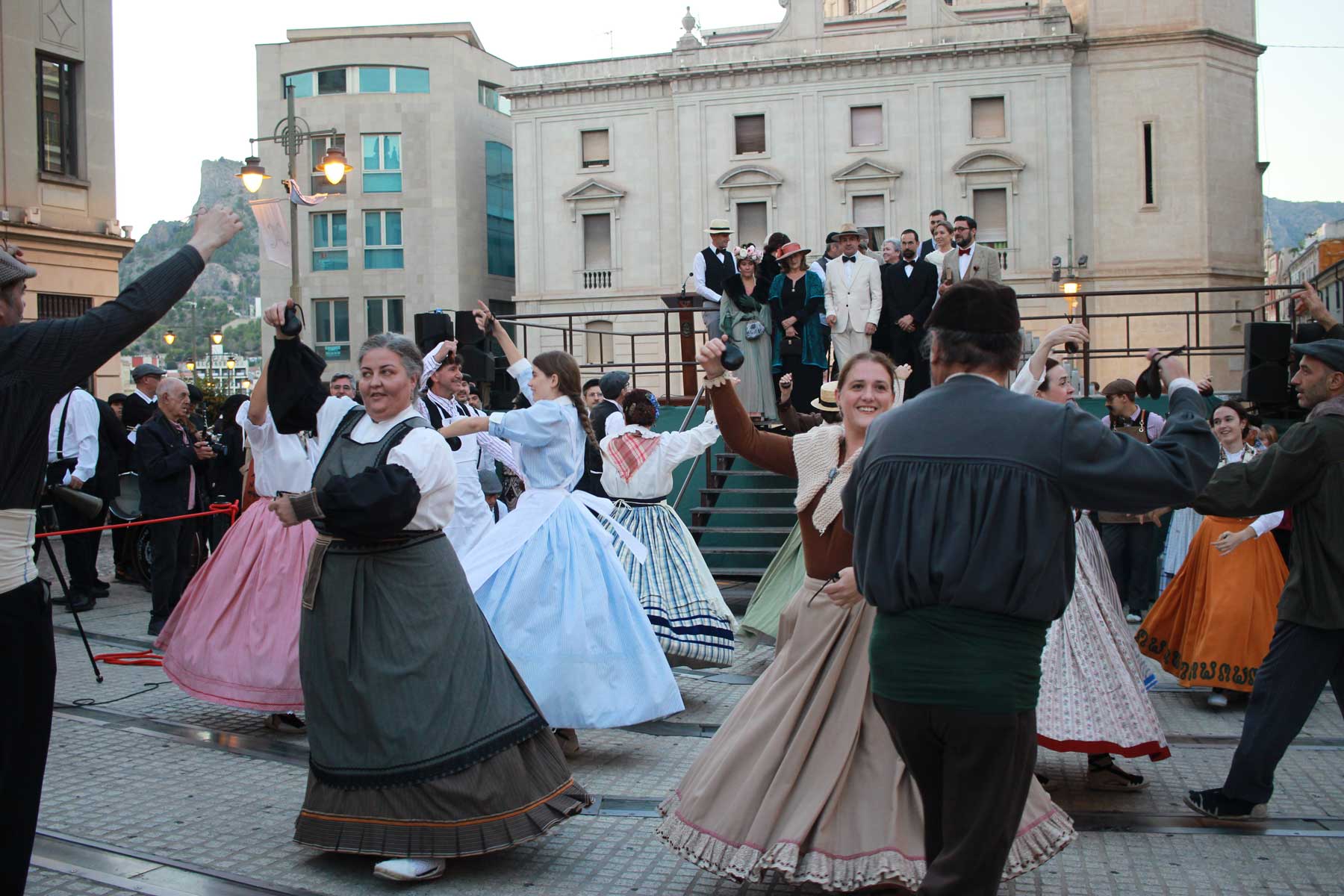 El Grup de Danses Carrascal ha actuado tras el pregón y volverá a actuar tras la inauguración de la Feria en La Glorieta