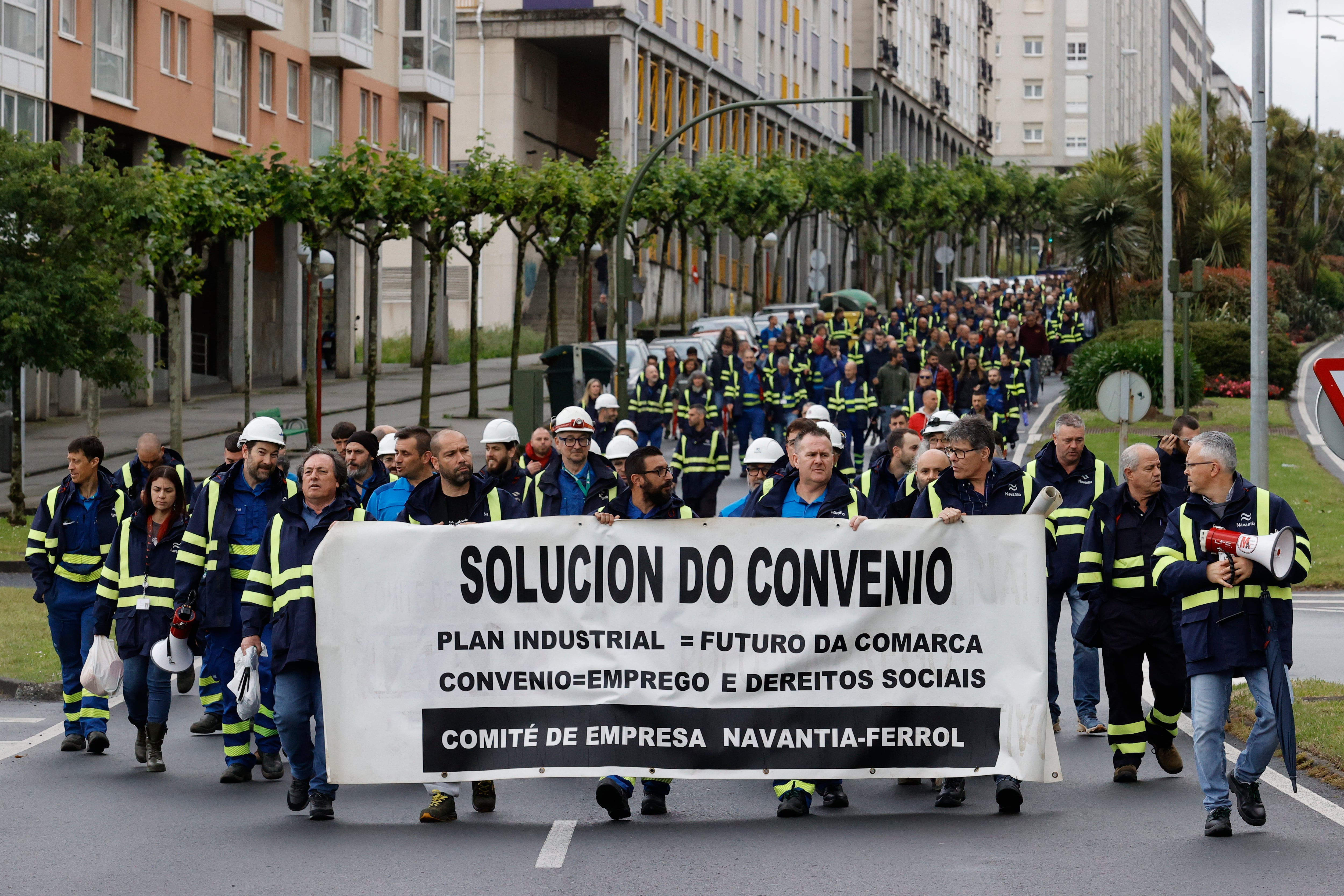 La plantilla principal de Navantia Ferrol se ha manifiestado este jueves por las calles de la ciudad. EFE/ Kiko Delgado