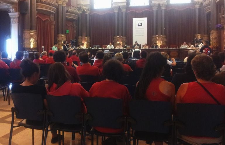 Miembros de la plataforma Donosti Antitaurina asisten al pleno del Ayuntamiento de San Sebastián.