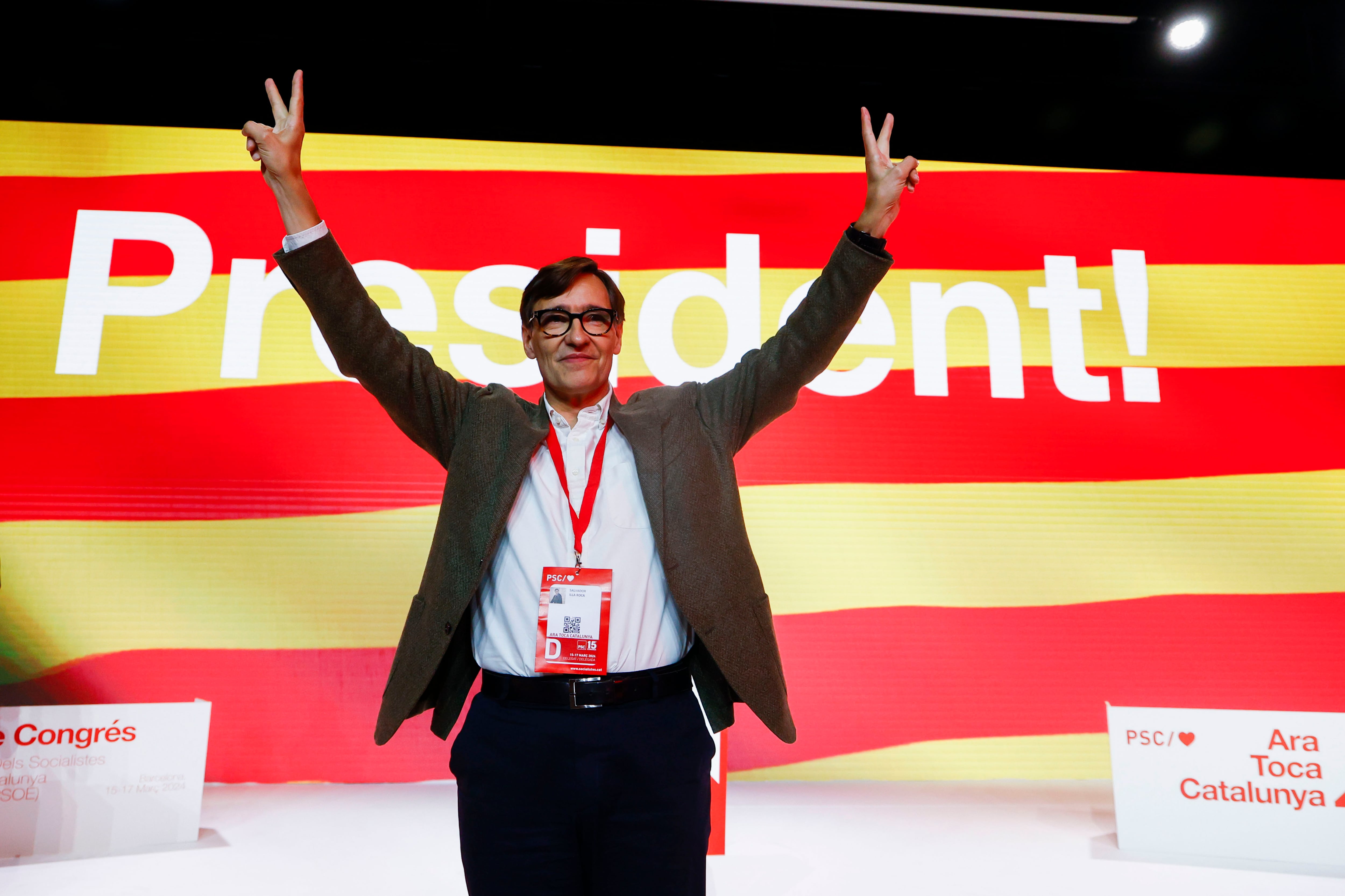 BARCELONA, 16/03/2024.- El primer secretario del PSC, Salvador Illa, saluda tras ser elegido primer secretario del PSC y candidato a presidente de la Generalitat de Cataluña durante la segunda jornada del XV Congreso del PSC que se celebra en Barcelona. EFE/Quique García
