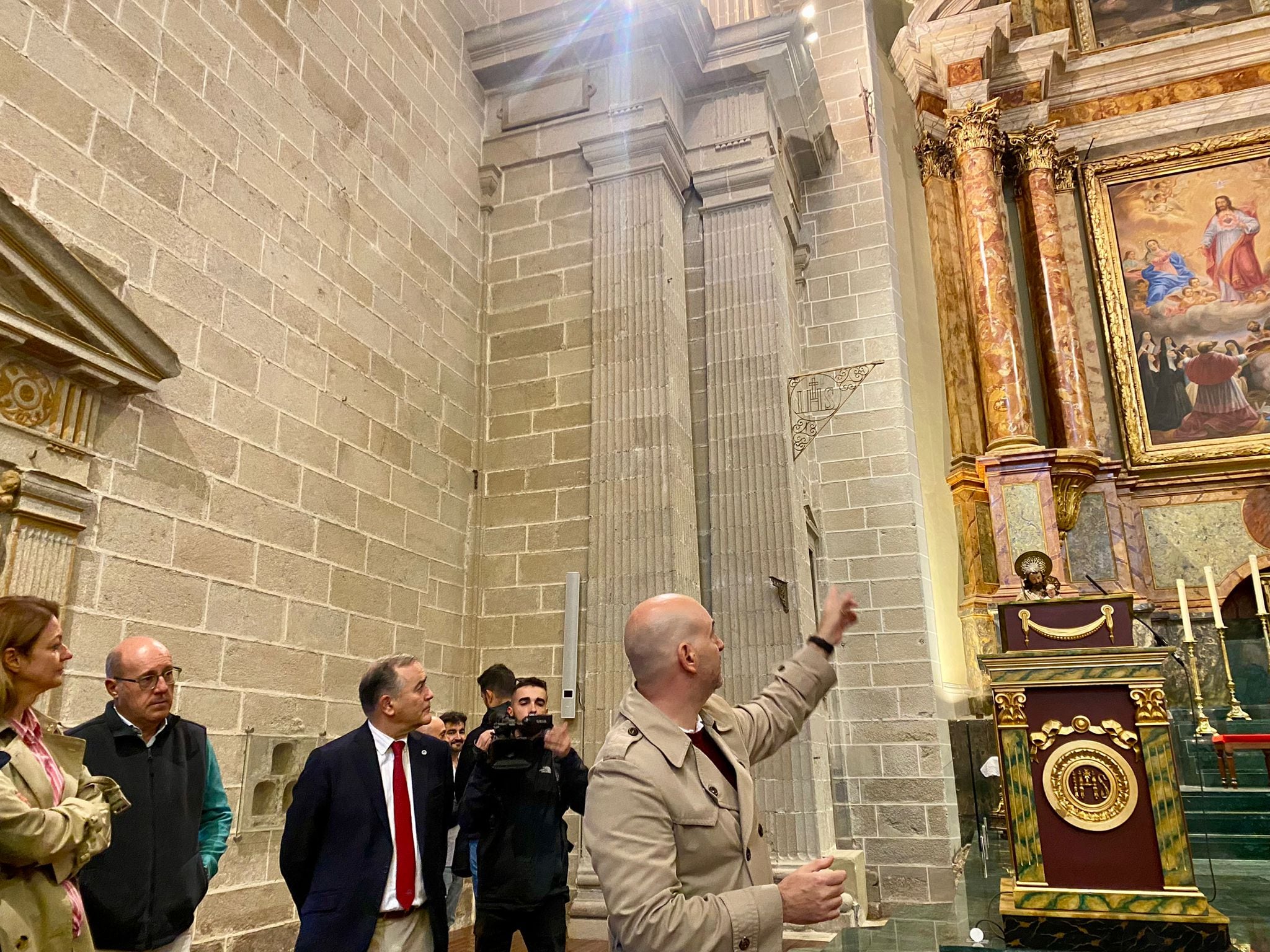 Rubén Martín, promotor turístico, explicando la historia del monumento