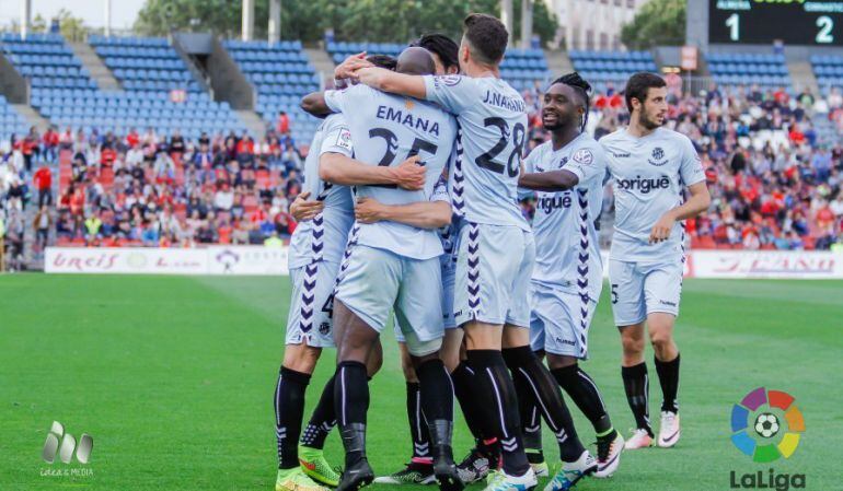 Els jugadors del Nàstic celebren el gol de Xavi Molina a Almeria.