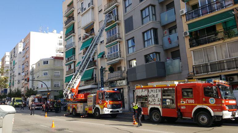 Imagen de archivo de un rescate con autoescala realizado por los bomberos de Málaga