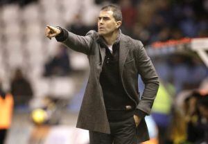 GRA455. A CORUÑA, 06/02/2015.- El entrenador del Eibar, Gaizka Garitano, da instrucciones a sus jugadores durante el partido frente al Deportivo de la vigésimo segunda jornada de la Liga de Primera División que se juega hoy en el estadio de Riazor, en A Coruña. EFE/Cabalar