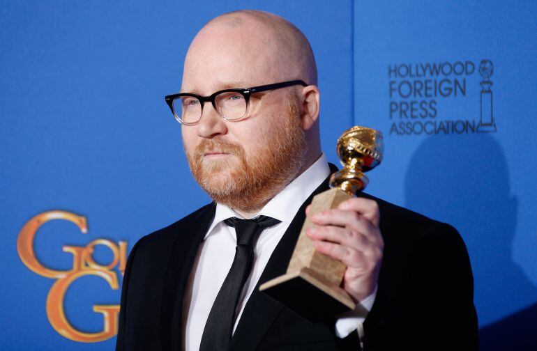 Jóhann Jóhannsson con el Globo de Oro que ganó por &#039;La teoría del todo&#039;