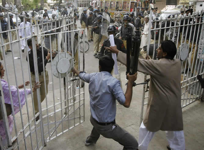 Un grupo de periodistas se enfrenta con la policía en Karachi