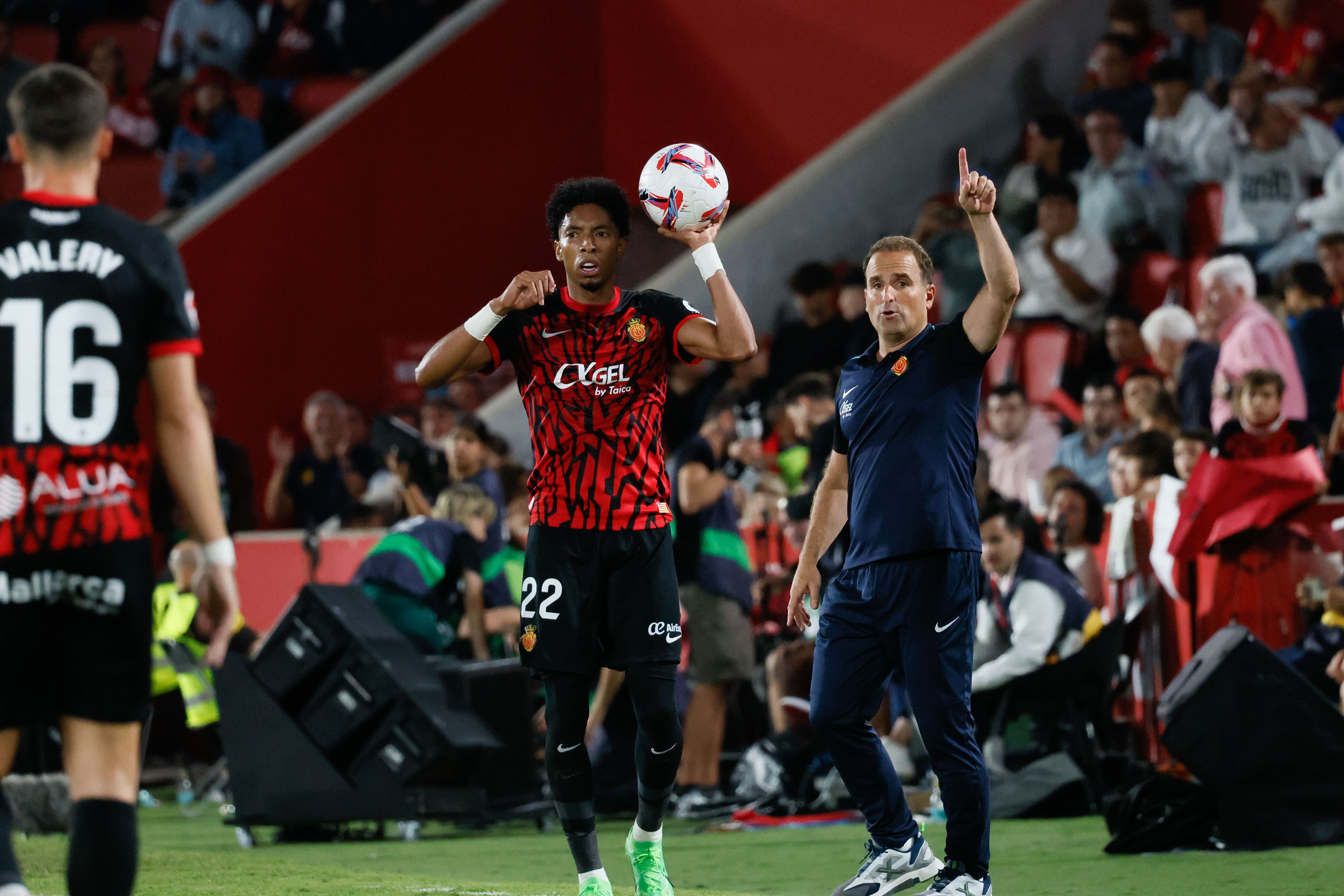 PALMA, 17/09/2024.- El defensa colombiano del Mallorca Johan Mojica, durante el partido de la jornada 7 de LaLiga EA Sports entre el RCD Mallorca y la Real Sociedad, este martes en el Estadi Mallorca Son Moix en Palma.- EFE/CATI CLADERA
