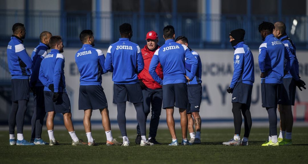 Aguirre da instrucciones a sus jugadores durante una sesión de entrenamientos.