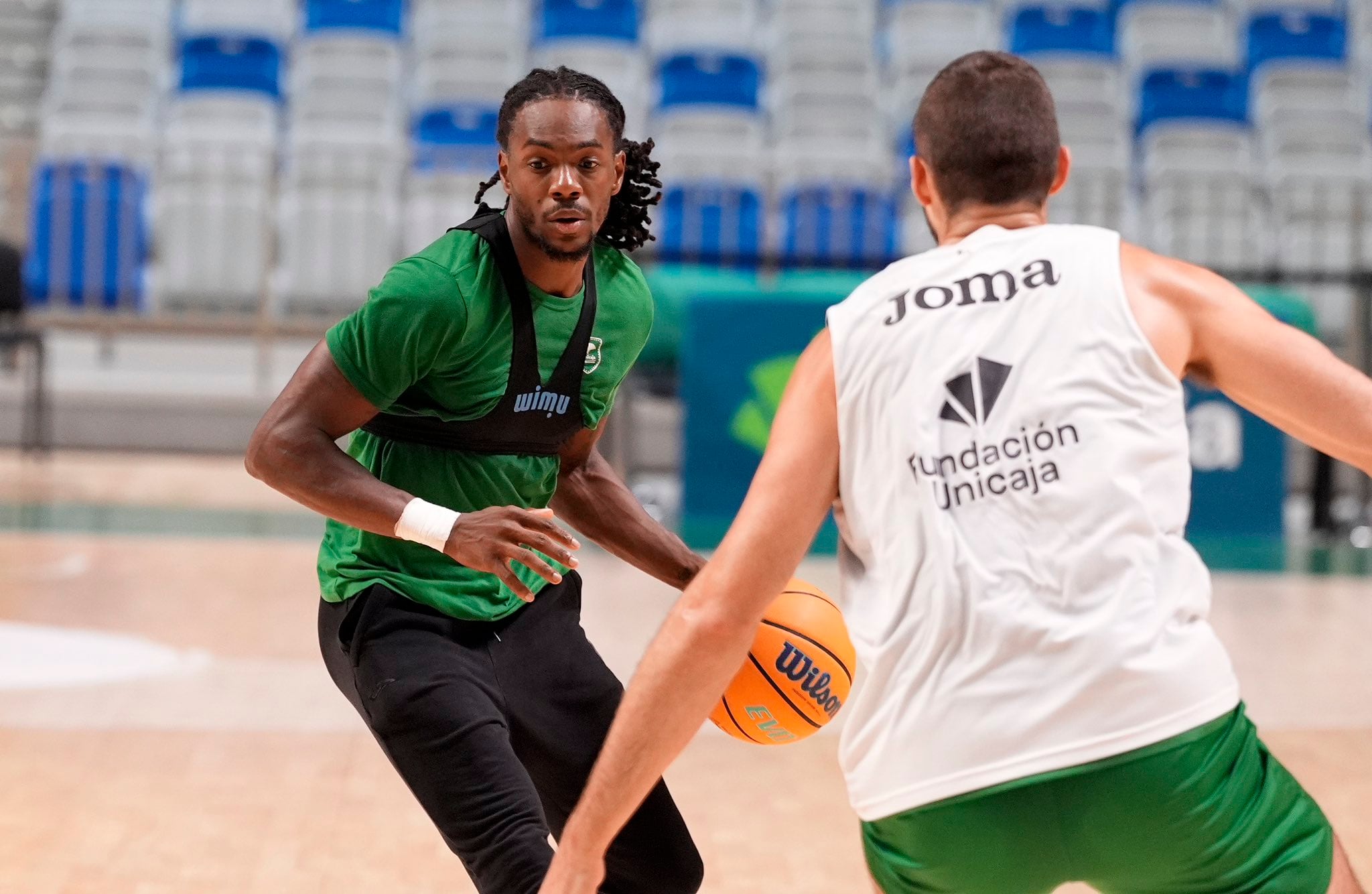 Perry maneja el balón en un entrenamiento del Unicaja