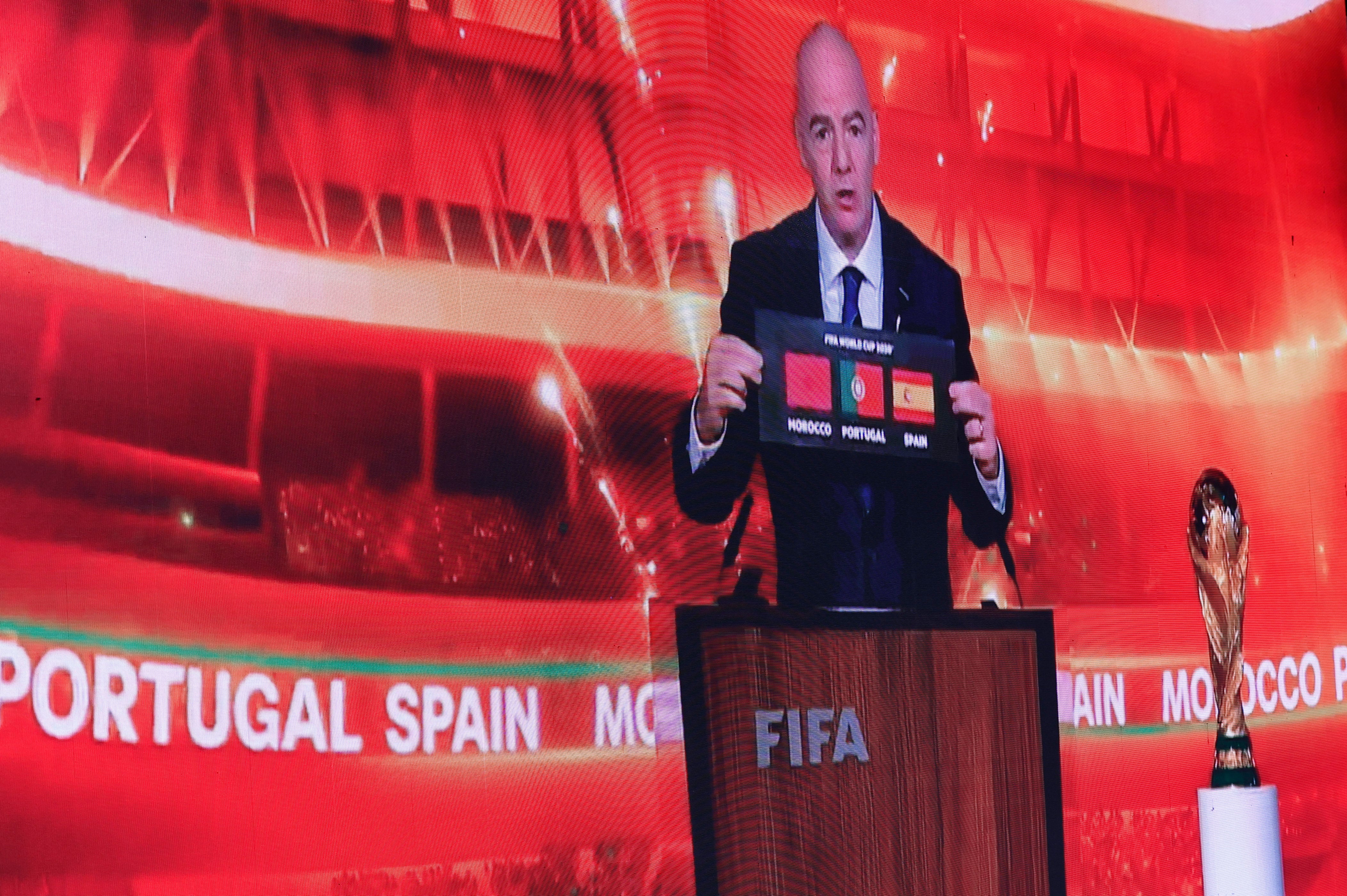 MADRID, 11/12/2024.- El presidente de la FIFA, Gianni Infantino, el acto abierto a medios en el que se sigue en directo, este miércoles en Madrid y con la presencia de diversas autoridades, la reunión del Congreso de FIFA en la que se decide sobre la candidatura conjunta entre Marruecos, Portugal y España - YallaVamos2030 para organizar la Copa del Mundo de fútbol. Infantino felicitó a la candidatura de España, Marruecos y Portugal 2030 y a la de Arabia Saudí 2034 por los &quot;dossieres extraordinarios&quot; que han presentado para albergar una competición &quot;épica y espectacular&quot;, antes de que el Congreso las confirme como anfitriones. EFE/ Sergio Pérez
