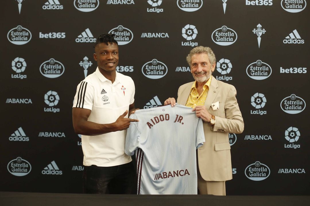 Joseph Aidoo con el presidente del Celta Carlos Mouriño