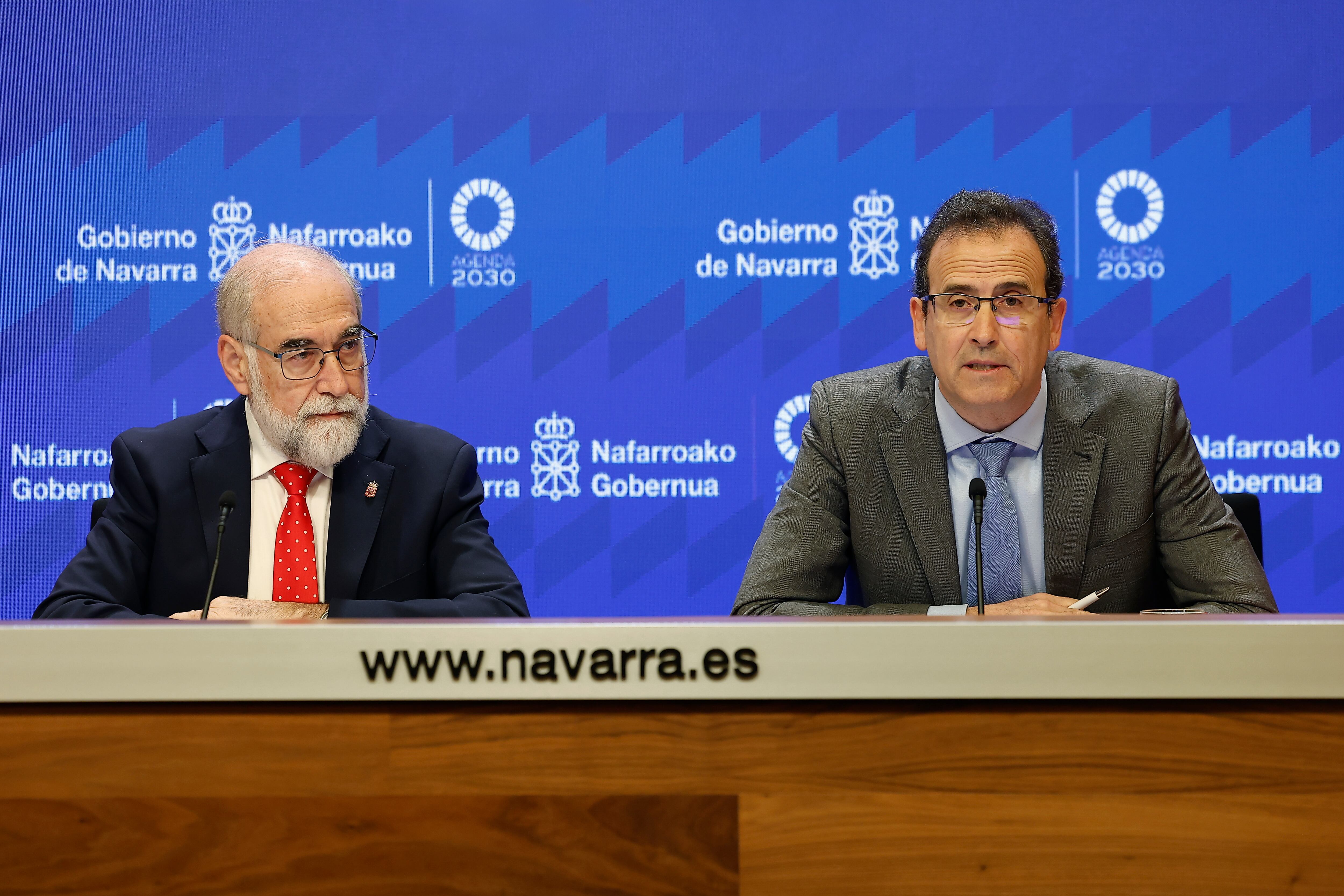 El consejero de Salud del Gobierno de Navarra, Fernando Domínguez y el director general de Salud, Antonio López, durante la presentación del Anteproyecto de Ley Foral de Salud 