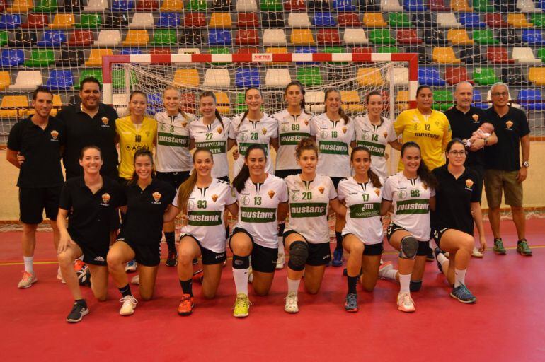 La plantilla del Elche Mustang posa en el Pabellón Esperanza Lag