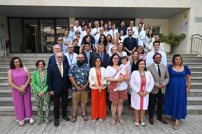 Los padres de Nabila, en primera fila, acompañados por las autoridades, miembros del equipo médico y de la Universidad de Granada, en una foto de familia