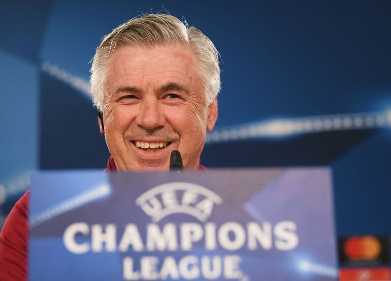 Ancelotti sonriente en una rueda de prensa